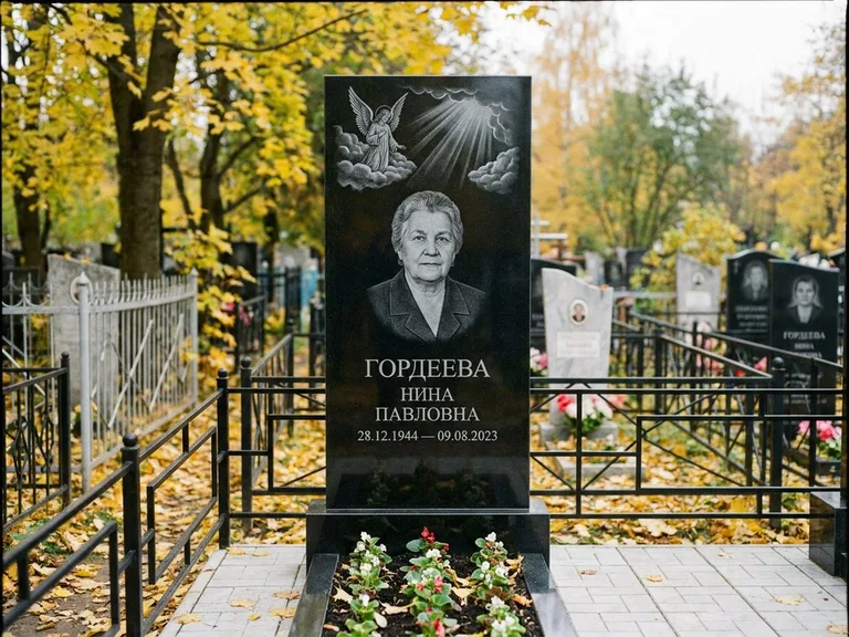 Памятник с гравировкой ангела — гравировка ангела в облаках с лучами над портретом, работа «Гордеева» в Самаре