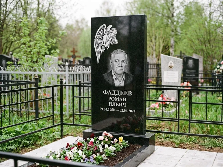 Памятник с гравировкой ангела — белая гравировка скорбящего ангела над портретом, работа «Фаддеев» в Самаре