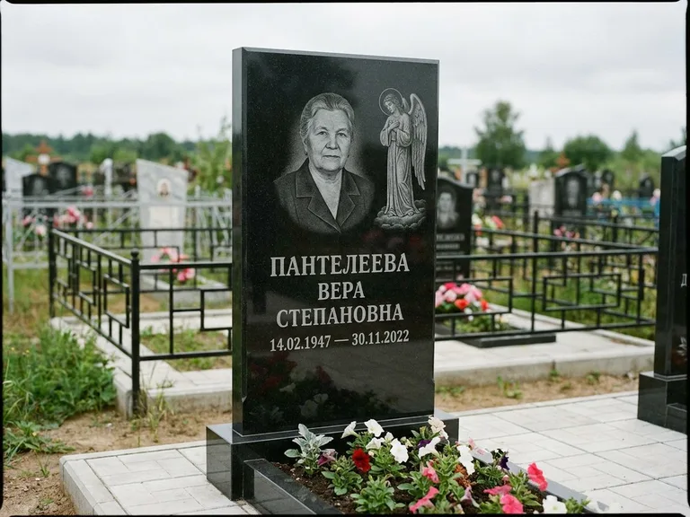 Памятник с гравировкой ангела — гравировка ангела-хранителя сбоку от портрета, работа «Пантелеева» в Самаре
