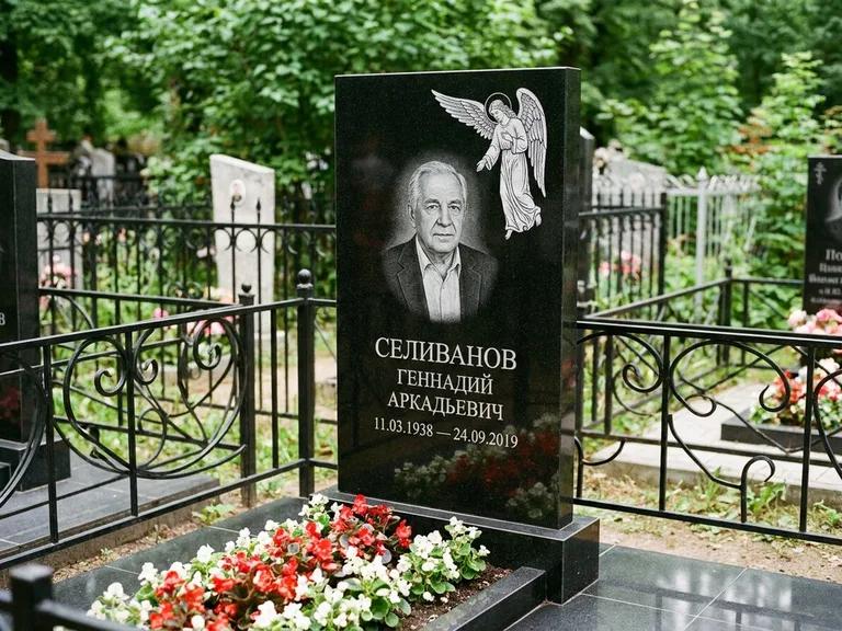 Памятник с гравировкой ангела — белая гравировка скорбящего ангела над портретом, работа «Селиванов» в Самаре