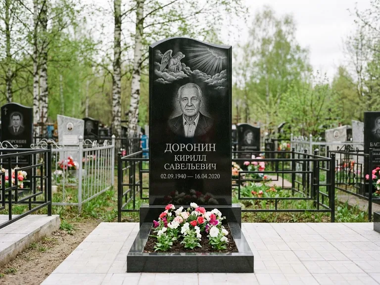 Памятник с гравировкой ангела — гравировка ангела в облаках с лучами над портретом, работа «Доронин» в Самаре