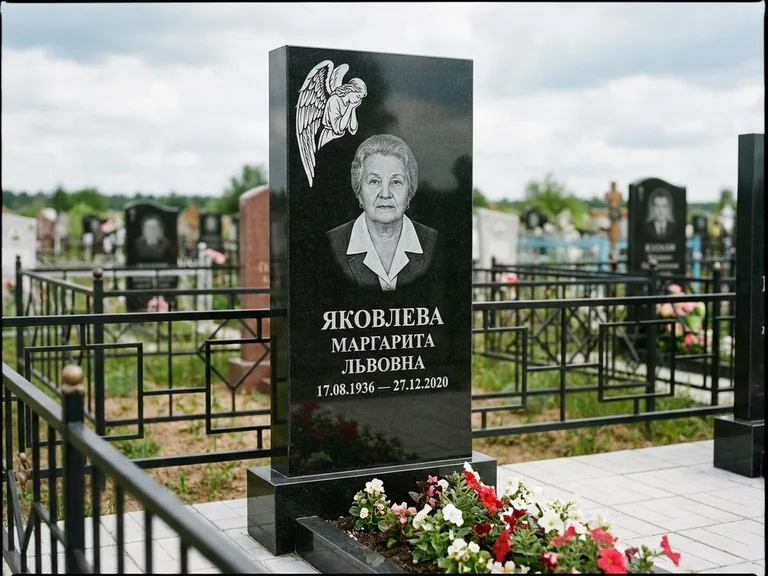 Памятник с гравировкой ангела — белая гравировка скорбящего ангела над портретом, работа «Яковлева» в Самаре
