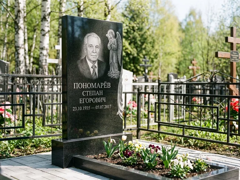 Памятник с гравировкой ангела — гравировка ангела-хранителя сбоку от портрета, работа «Пономарёв» в Самаре
