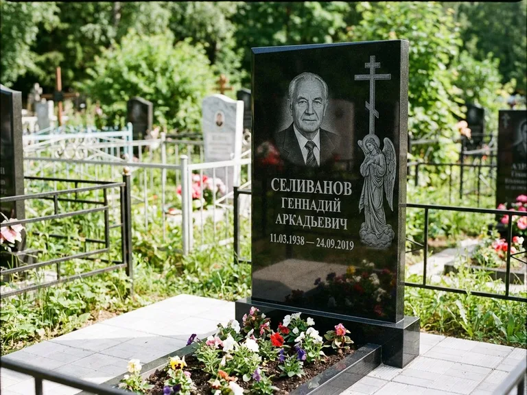 Памятник с гравировкой ангела — гравировка ангела с крестом рядом с эпитафией, работа «Селиванов» в Самаре