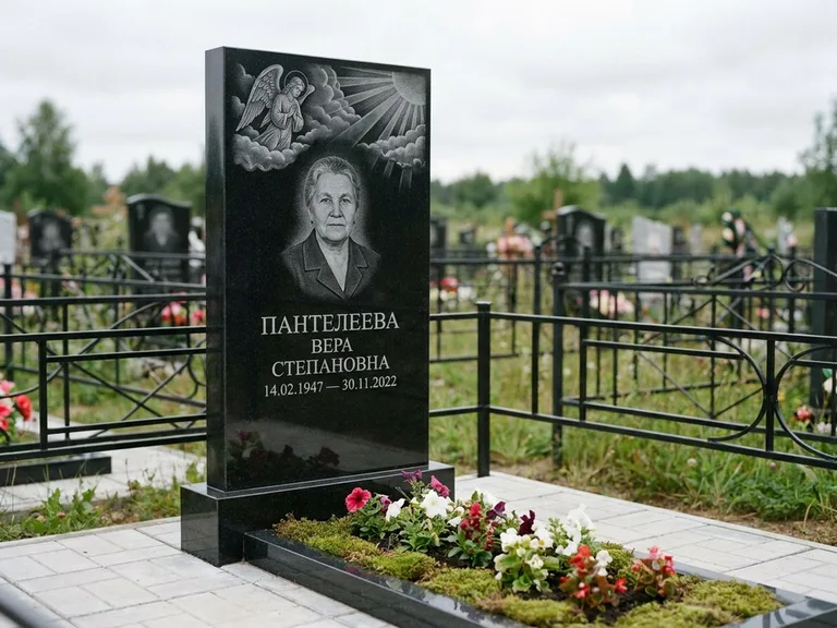 Памятник с гравировкой ангела — гравировка ангела в облаках с лучами над портретом, работа «Пантелеева» в Самаре