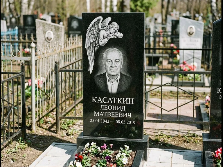 Памятник с гравировкой ангела — белая гравировка скорбящего ангела над портретом, работа «Касаткин» в Самаре