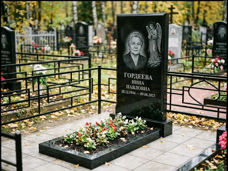 Памятник с гравировкой ангела — гравировка ангела-хранителя сбоку от портрета, работа «Гордеева» в Самаре