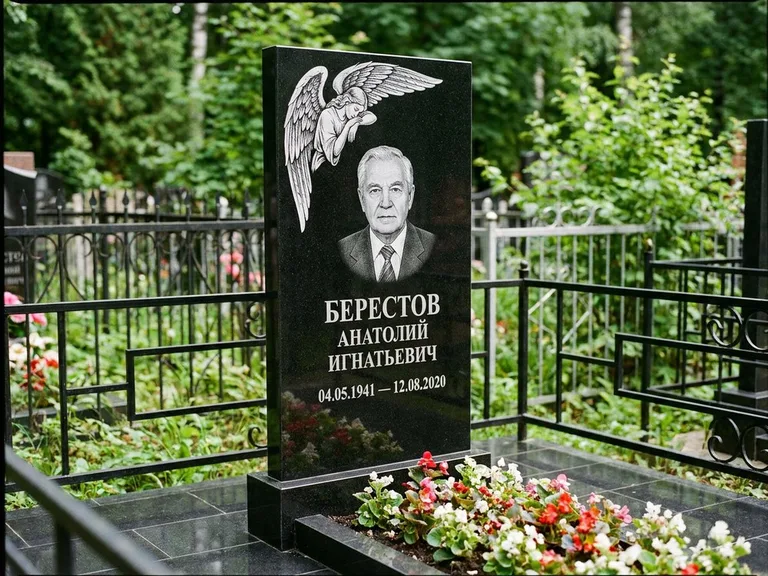 Памятник с гравировкой ангела — гравировка молящегося ангела в верхней части стелы, работа «Свиридов» в Самаре