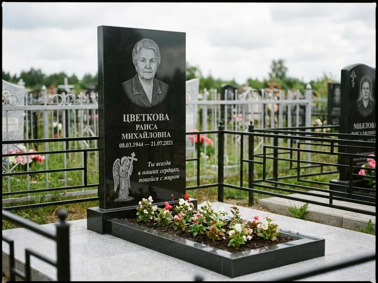 Памятник с гравировкой ангела — гравировка двух ангелов по сторонам портрета, работа «Яковлева» в Самаре