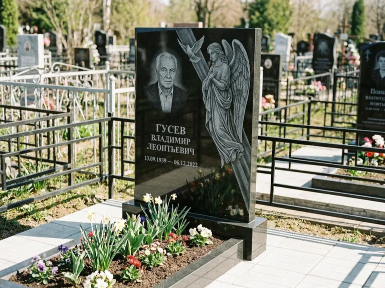 Памятник с гравировкой ангела — гравировка ангела в облаках с лучами над портретом, работа «Пономарёв» в Самаре