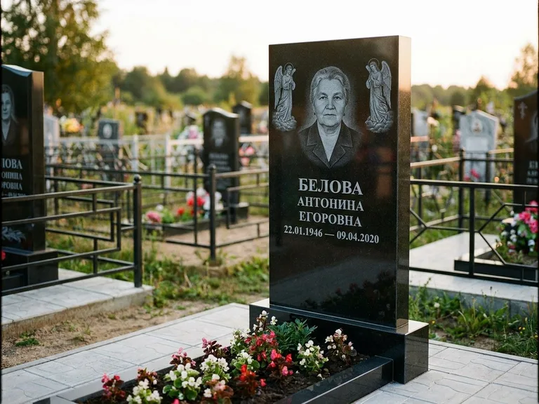 Памятник с гравировкой ангела — белая гравировка скорбящего ангела над портретом, работа «Журавлёва» в Самаре