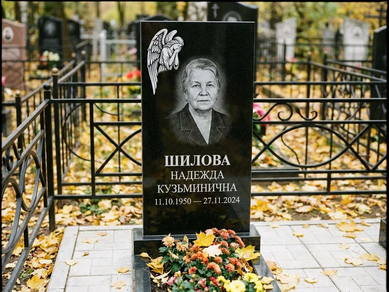 Памятник с гравировкой ангела — гравировка молящегося ангела в верхней части стелы, работа «Гордеева» в Самаре