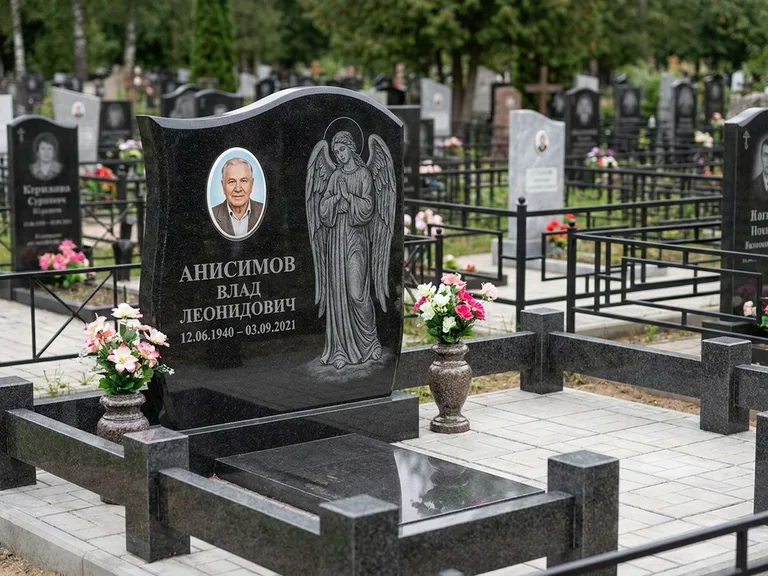 Памятник с гравировкой ангела — белая гравировка скорбящего ангела над портретом, работа «Свиридов» в Самаре