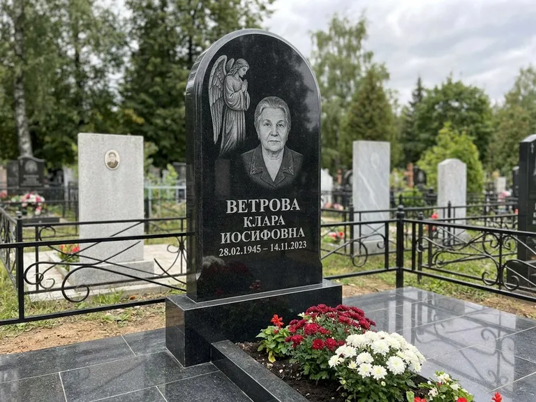 Памятник с гравировкой ангела — гравировка ангела-хранителя сбоку от портрета, работа «Игнатова» в Самаре
