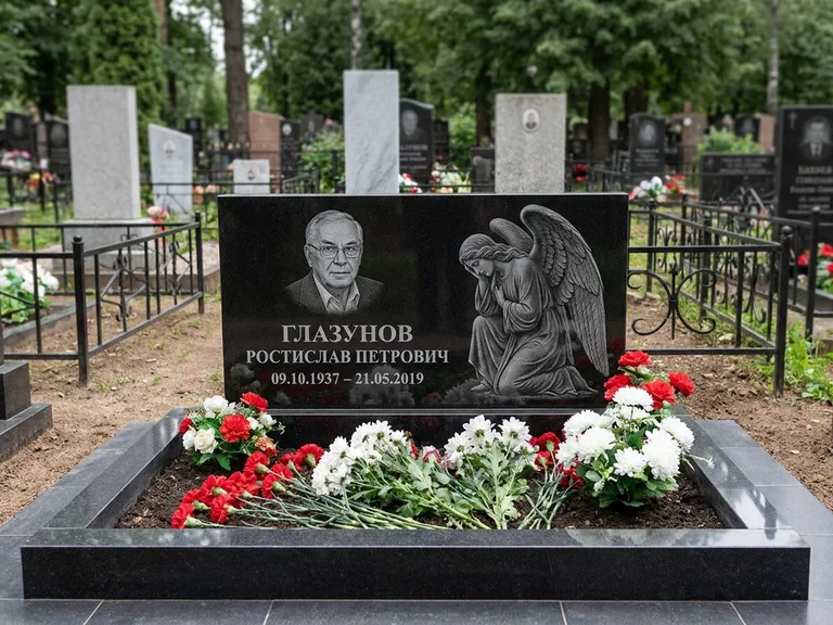 Памятник с гравировкой ангела — гравировка молящегося ангела в верхней части стелы, работа «Доронин» в Самаре
