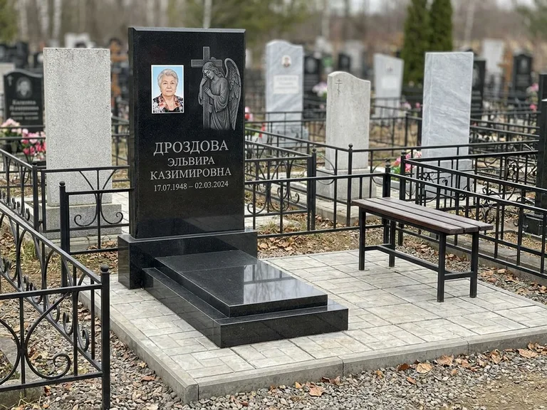 Памятник с гравировкой ангела — гравировка ангела с крестом рядом с эпитафией, работа «Яковлева» в Самаре