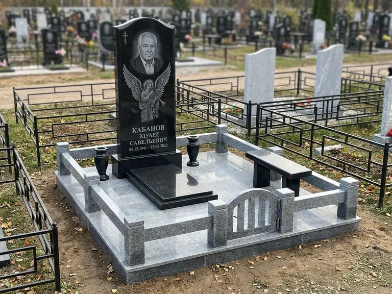 Памятник с гравировкой ангела — гравировка ангела с голубем по диагонали стелы, работа «Пономарёв» в Самаре
