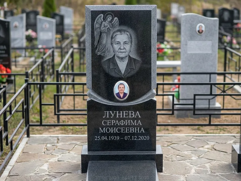 Памятник с гравировкой ангела — гравировка двух ангелов по сторонам портрета, работа «Журавлёва» в Самаре