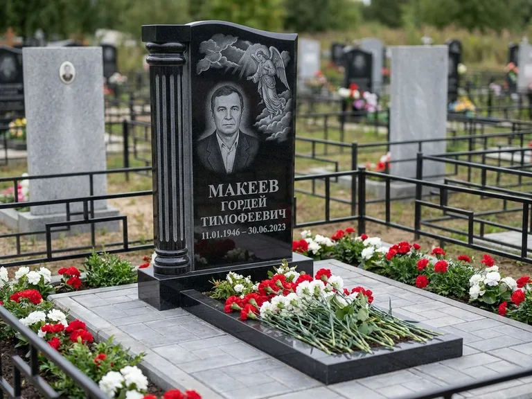 Памятник с гравировкой ангела — гравировка ангела в облаках с лучами над портретом, работа «Селиванов» в Самаре