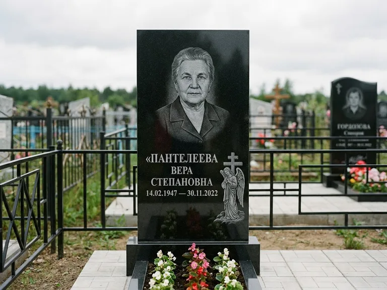Памятник с гравировкой ангела — гравировка ангела с крестом рядом с эпитафией, работа «Пантелеева» в Самаре