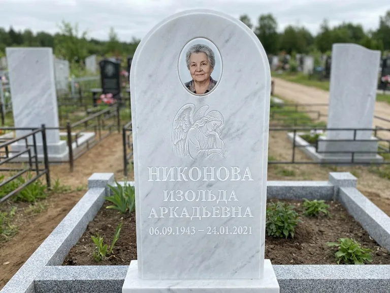 Памятник с гравировкой ангела — белая гравировка скорбящего ангела над портретом, работа «Гордеева» в Самаре