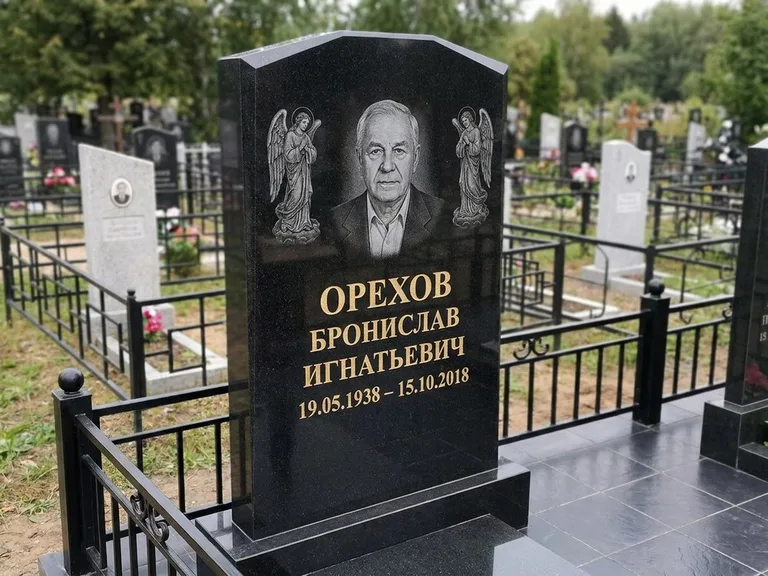 Памятник с гравировкой ангела — гравировка ангела-хранителя сбоку от портрета, работа «Фаддеев» в Самаре