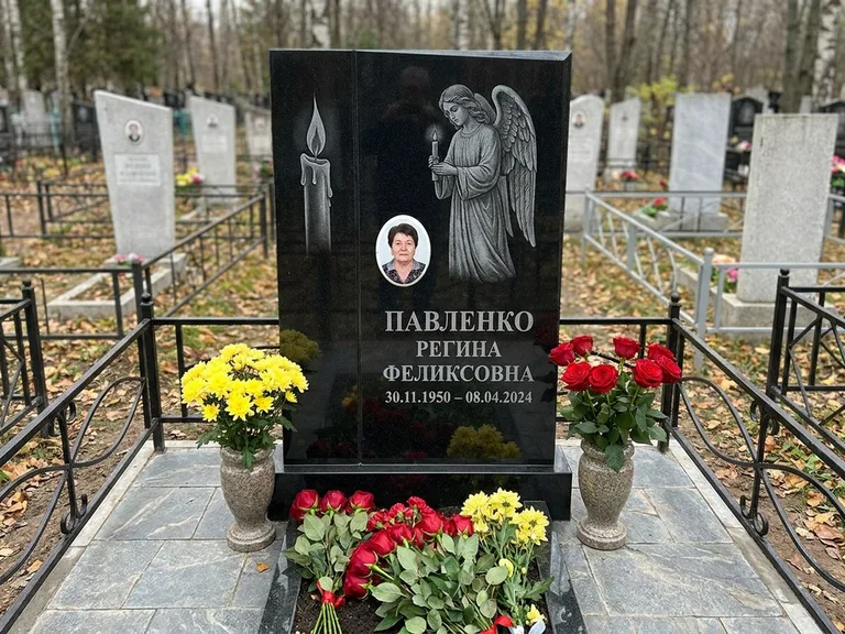 Памятник с гравировкой ангела — гравировка молящегося ангела в верхней части стелы, работа «Пантелеева» в Самаре