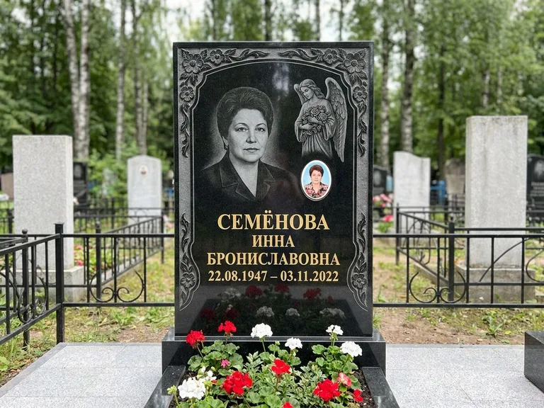 Памятник с гравировкой ангела — гравировка ангела с голубем по диагонали стелы, работа «Лобанова» в Самаре