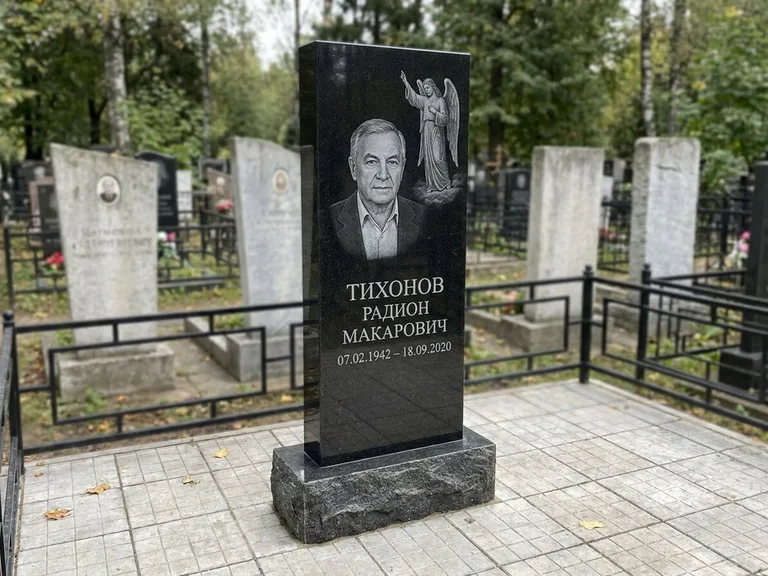 Памятник с гравировкой ангела — гравировка двух ангелов по сторонам портрета, работа «Свиридов» в Самаре