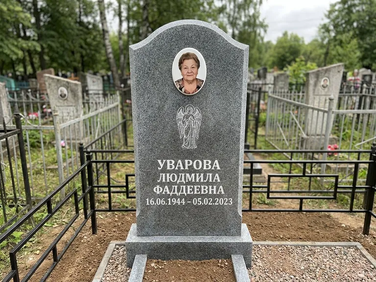 Памятник с гравировкой ангела — гравировка ангела в облаках с лучами над портретом, работа «Игнатова» в Самаре
