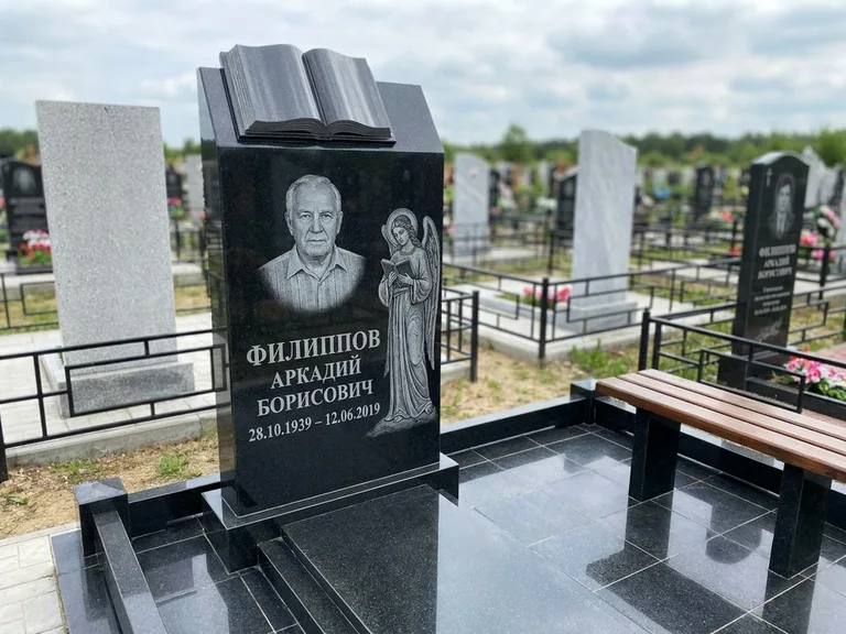 Памятник с гравировкой ангела — белая гравировка скорбящего ангела над портретом, работа «Доронин» в Самаре