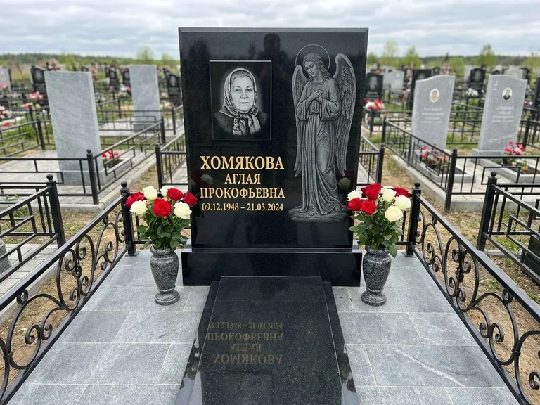 Памятник с гравировкой ангела — гравировка ангела-хранителя сбоку от портрета, работа «Яковлева» в Самаре