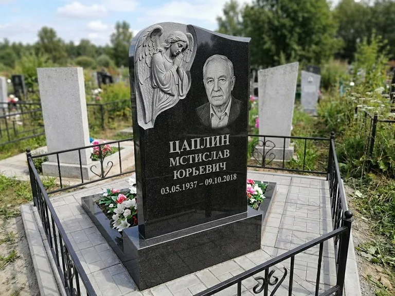 Памятник с гравировкой ангела — гравировка молящегося ангела в верхней части стелы, работа «Пономарёв» в Самаре