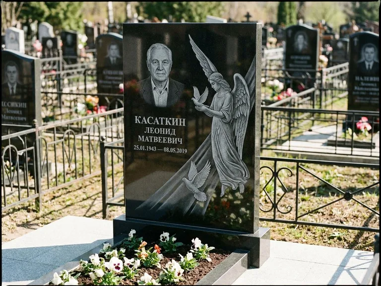 Памятник с гравировкой ангела — гравировка ангела с голубем по диагонали стелы, работа «Касаткин» в Самаре