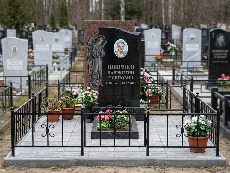 Памятник с гравировкой ангела — гравировка ангела с голубем по диагонали стелы, работа «Селиванов» в Самаре