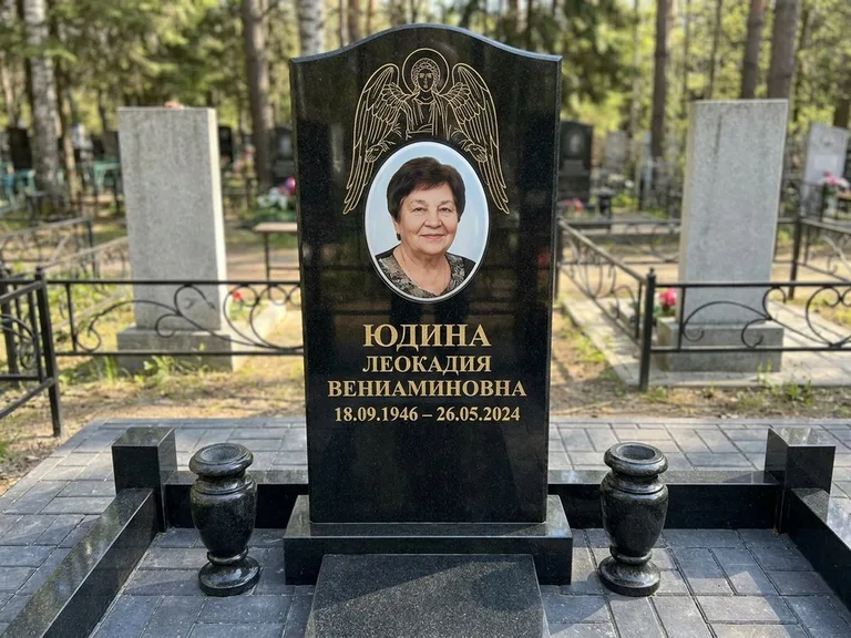 Памятник с гравировкой ангела — гравировка двух ангелов по сторонам портрета, работа «Гордеева» в Самаре