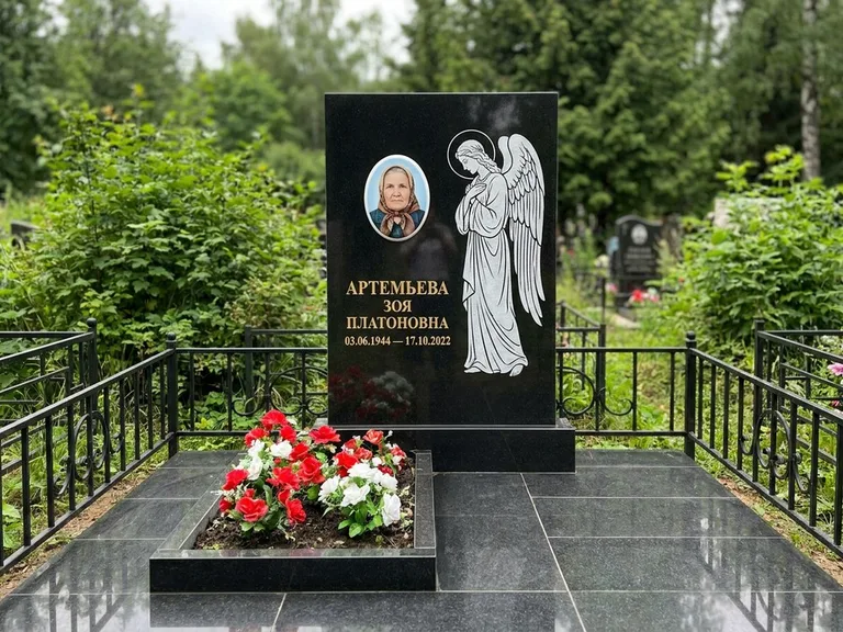 Памятник с гравировкой ангела — гравировка ангела в облаках с лучами над портретом, работа «Фаддеев» в Самаре
