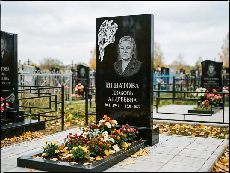 Памятник с гравировкой ангела — белая гравировка скорбящего ангела над портретом, работа «Игнатова» в Самаре