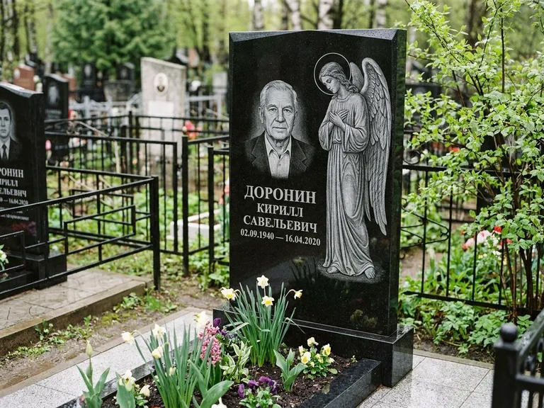 Памятник с гравировкой ангела — гравировка ангела-хранителя сбоку от портрета, работа «Доронин» в Самаре