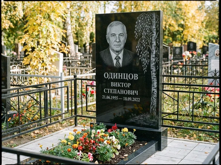 Памятник с гравировкой берёзы — гравировка плакучей берёзы с тонкими ветвями, работа «Одинцов» в Самаре