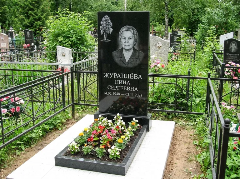 Памятник с гравировкой берёзы — гравировка одинокой берёзы над именем, работа «Журавлёва» в Самаре