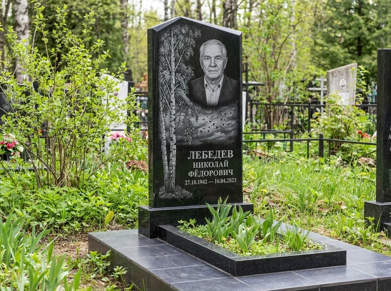 Памятник с гравировкой берёзы: вертикальная стела со скошенным верхом — берёза и стая птиц в небе, гранитный цоколь с тёмной плиткой, работа «Лебедев» в Самаре