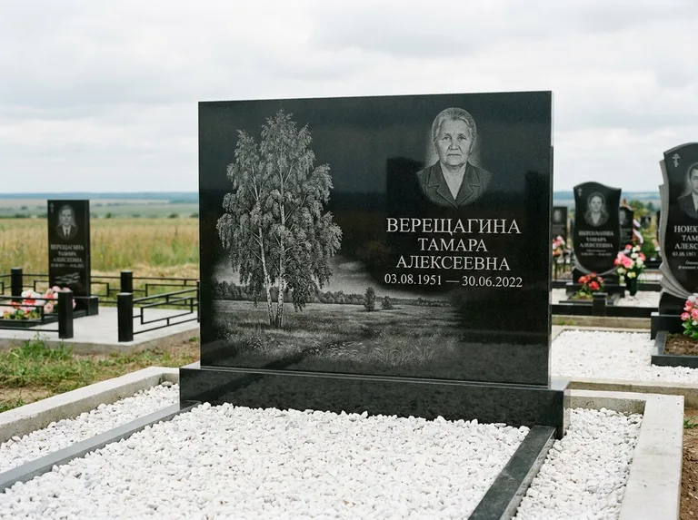 Памятник с гравировкой берёзы: широкая горизонтальная стела — берёза у поля, простор до горизонта, белая мраморная крошка с бордюром, работа «Верещагина» в Самаре