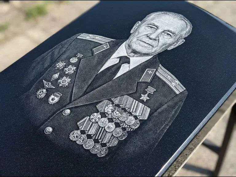 Гравировка фото на памятнике — военный / ветеран в Самаре