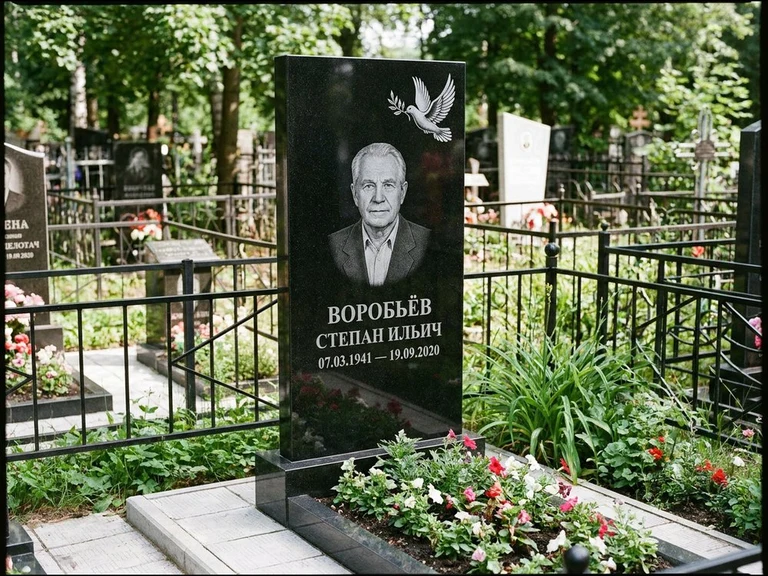 Гравировка голубей на памятник в Самаре — памятник из чёрного гранита с гравировкой