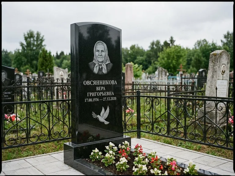 Памятник с гравировкой голубей — гравировка голубя с оливковой ветвью рядом с эпитафией, работа «Овсянникова» в Самаре