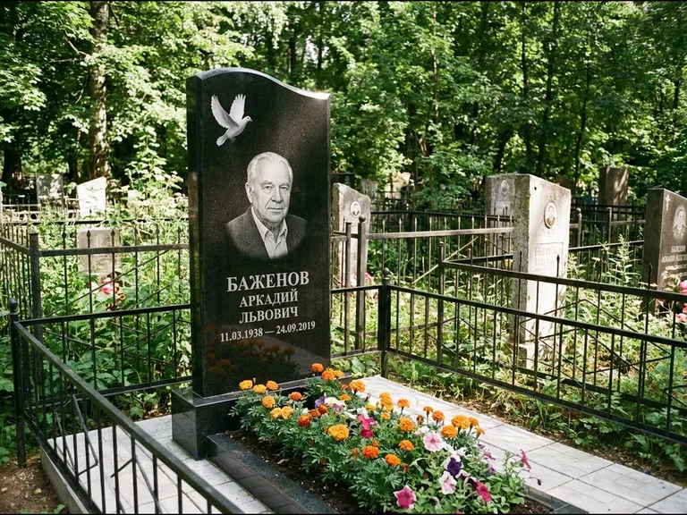 Памятник с гравировкой голубей — белая гравировка взлетающего голубя над портретом, работа «Баженов» в Самаре