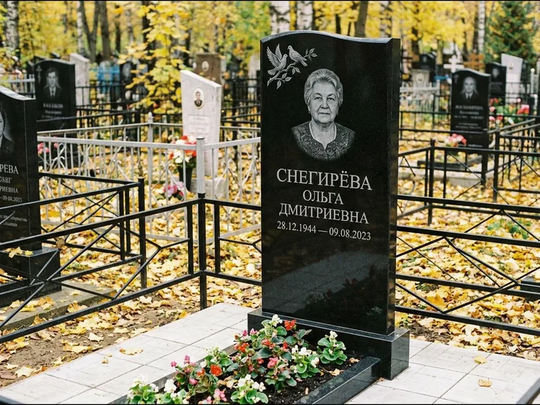 Памятник с гравировкой голубей — гравировка пары голубей на ветке в верхнем углу стелы, работа «Снегирёва» в Самаре