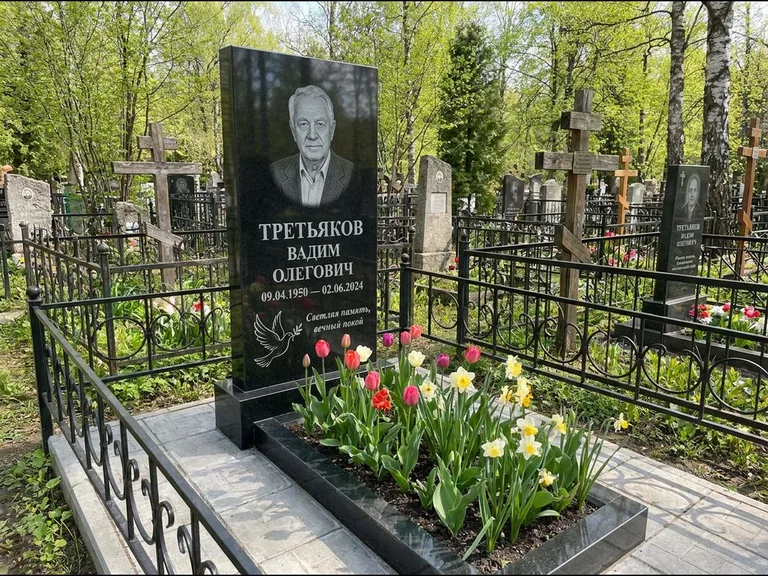 Памятник с гравировкой голубей — гравировка голубя с оливковой ветвью рядом с эпитафией, работа «Третьяков» в Самаре