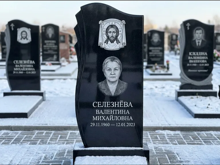 Памятник с гравировкой иконы — Казанская икона Божией Матери на стеле, работа «Одинцов» в Самаре